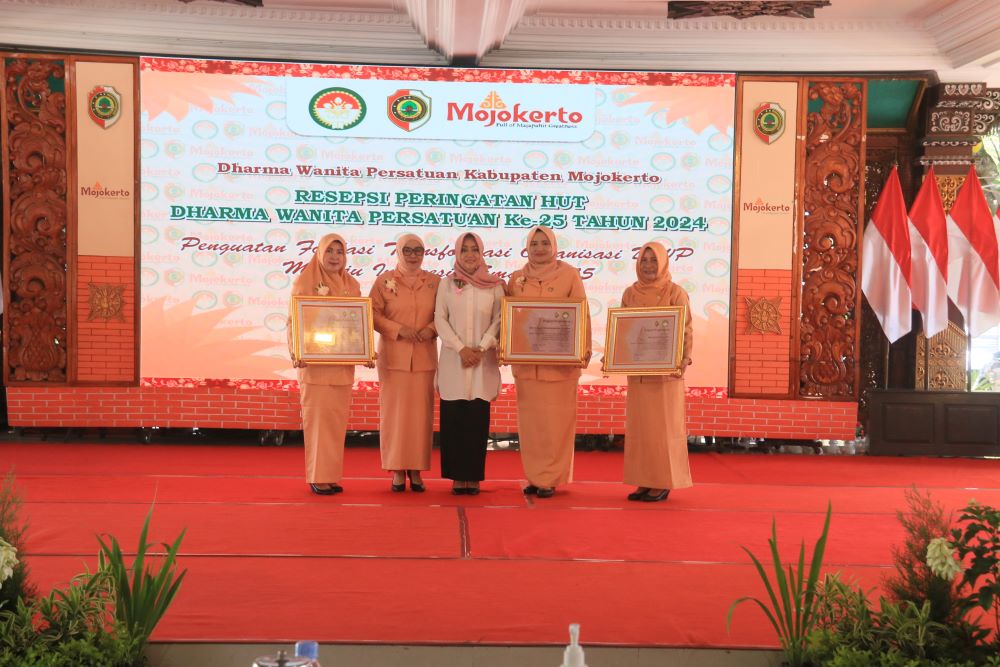 TERBAIK: Bupati Mojokerto Ikfina Fahmawati menyerahkan penghargaan kepada tiga OPD inovatif di tengah resepsi HUT ke-25 DWP di Pendapa Graha Majatama, kemarin (18/12).
