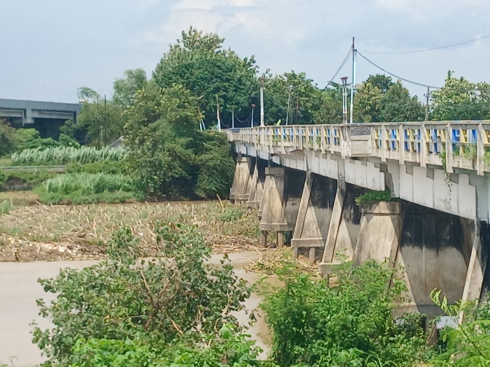 DIPORTAL: Kondisi Jembatan Pagerluyung, Desa/Kecamatan Gedeg, yang ditutup karena rusak, kemarin.
