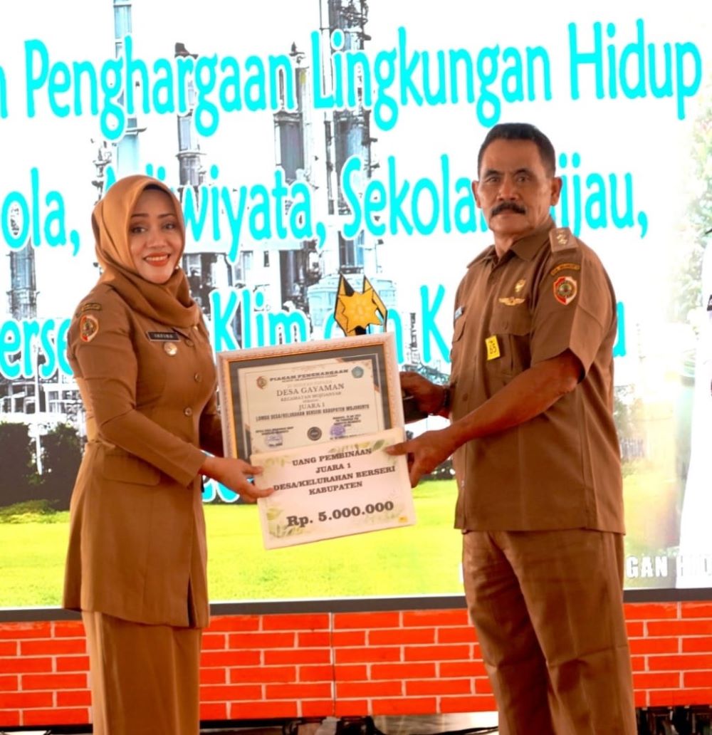 TERBAIK: Kepala Desa Gayaman Joko Wahyudi menerima penghargaan Juara 1 Desa Berseri Kabupaten Mojokerto 2024 dari Bupati Ikfina Fahmawati, Selasa (10/12).