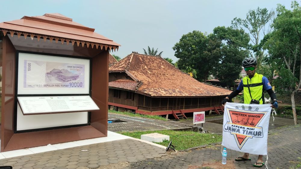 SEMANGAT: Pegowes Tour de Campaign &rsquo;&rsquo;Kembali Baca Koran&rsquo;&rsquo; Muhamad Zainuri ketika berada di wisata rumah limas yang diabadikan di mata uang rupiah pecahan 10 ribu.