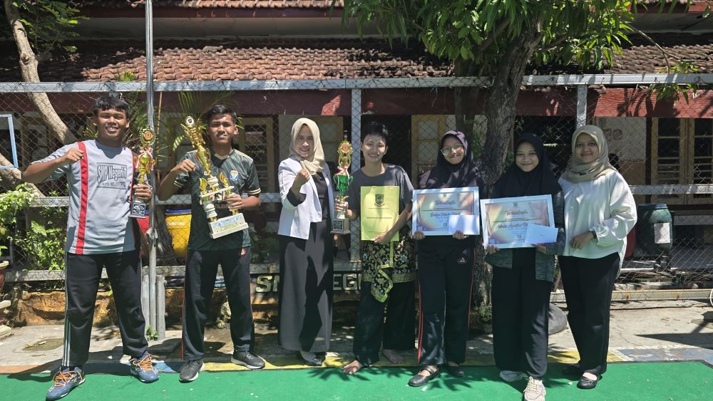UNGGULAN: Kepala SMPN 7 Mojokerto Evi Poespito Hany bersama sejumlah siswa yang meraih kejuaraan di akhir semester ganjil, Rabu (18/12).