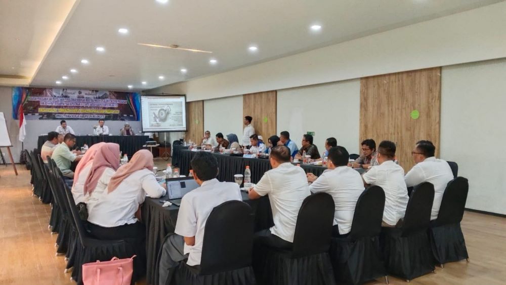 SEPAKAT: Forum dewan pengupahan Kabupaten Mojokerto dari unsur pekerja, pengusaha dan pemerintah serta akademisi, saat menyepakati besaran rekomendasi UMK 2025, di Trawas, Rabu (11/12).