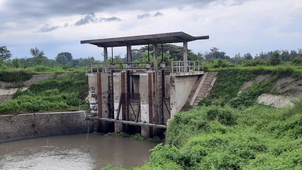 KONSTRUKSI: Dam sipon yang mengalirkan aliran air dari afvour Watudakon melintas di bawah Sungai Brantas.
