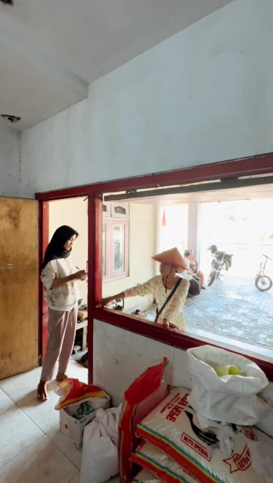 LEBIH MURAH: Warga saat membeli kebutuhan bahan pokok pada operasi pasar di Pracangan TPID Balong Cangkring 2, Kelurahan Pulorejo, Kecamatan Prajurit Kulon.