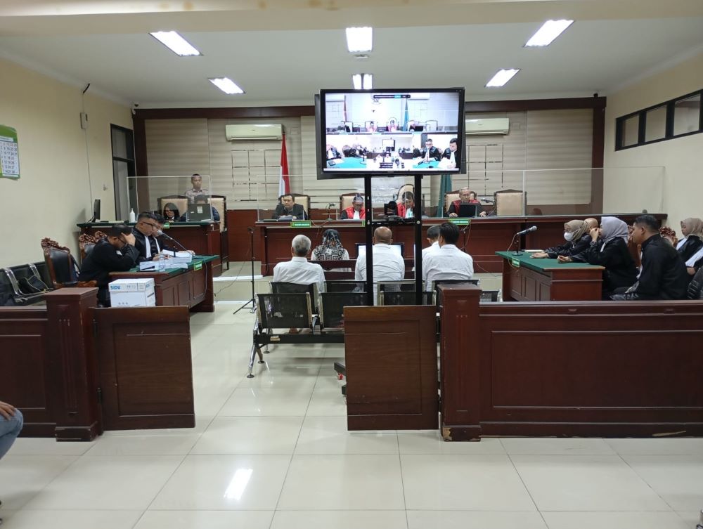 DITUNTUT BERAT: Kelima terdakwa kasus korupsi PT BPRS Mojo Artho melakoni sidang tuntutan di Pengadilan Tipikor Surabaya, Selasa (17/12).