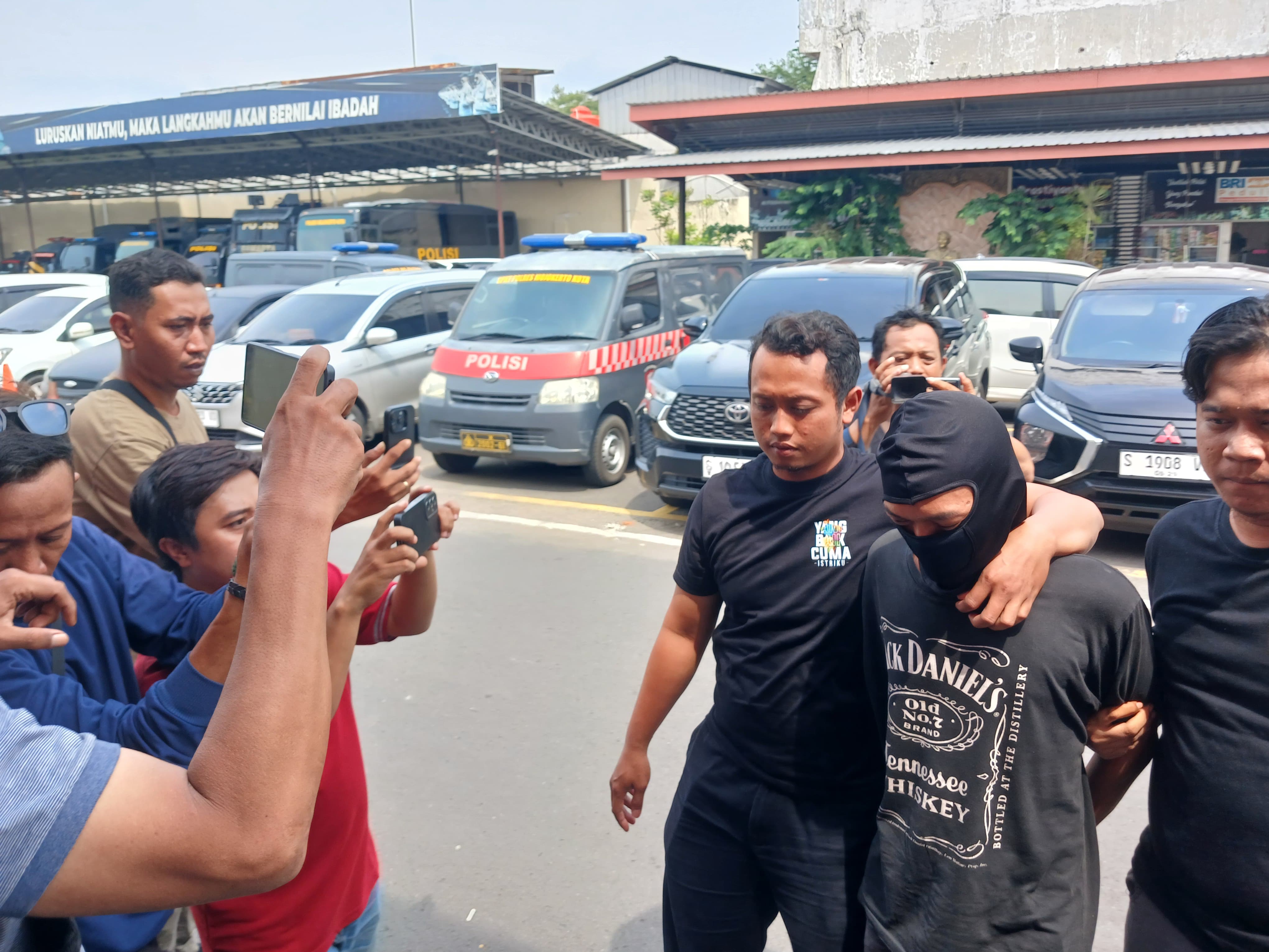 KABUR: Jarwo warga Jalan Empunala Kota Mojokerto pelaku pembunuhan Abid warga Wates Kota Mojokerto dikeler petugas Polres Kota Mojokerto, siang tadi.