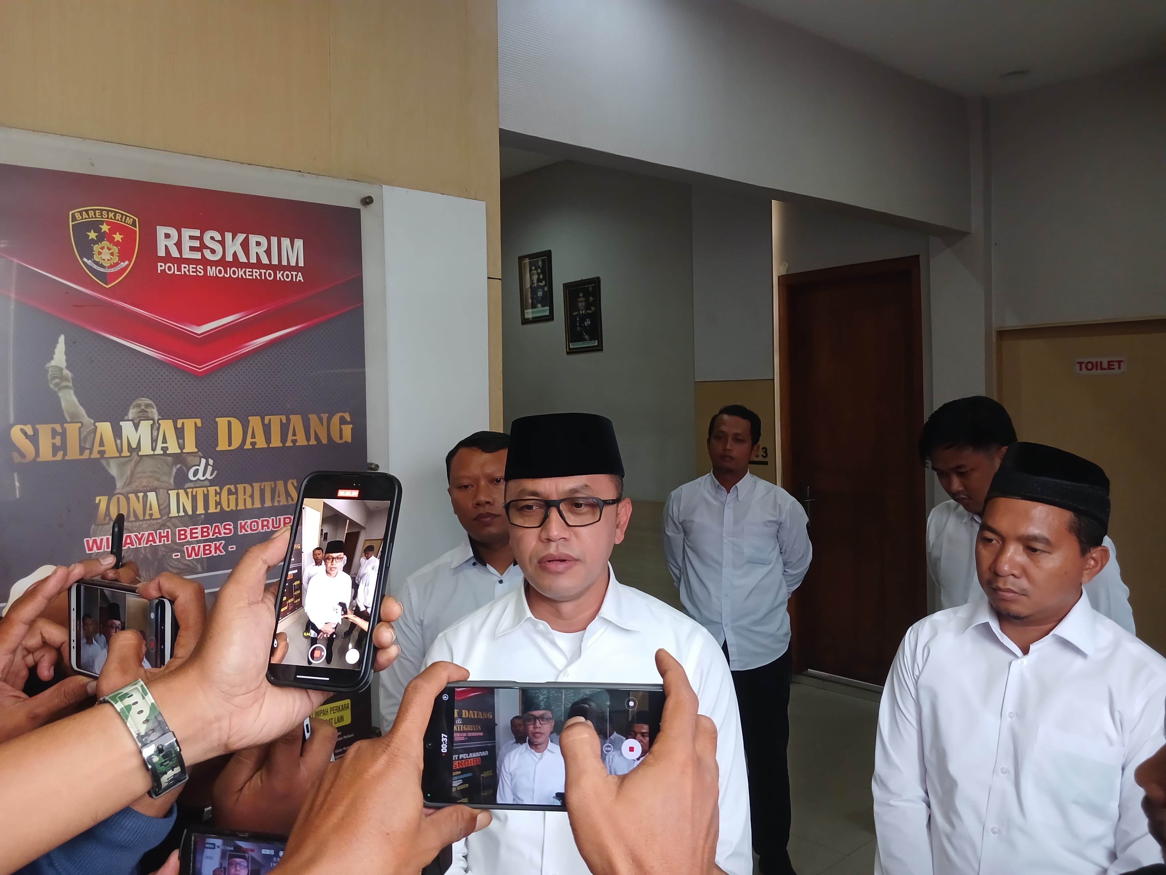 Kasatreskrim Polres Mojokerto Kota AKP Achmad Rudi Zaeny memberikan keterangan pers