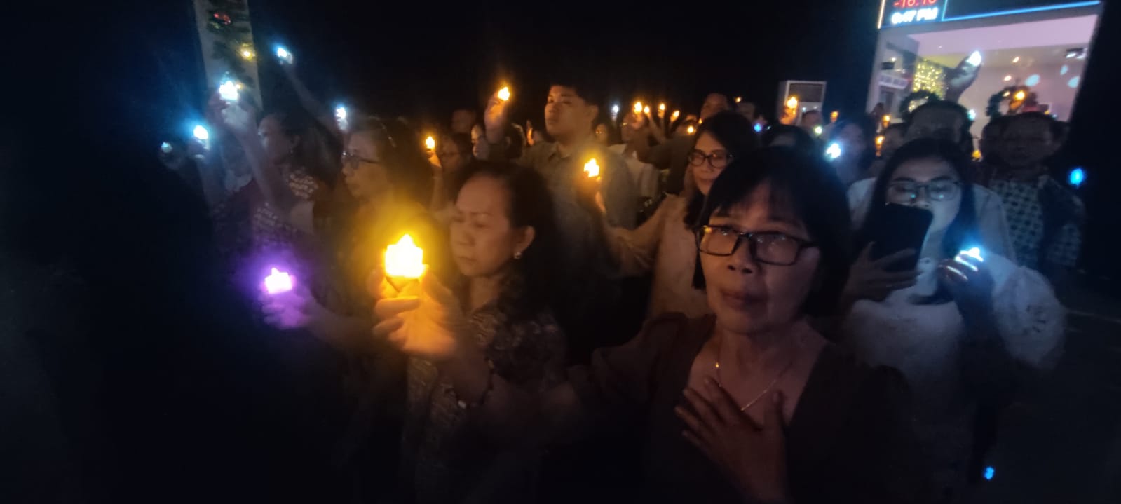 LANCAR: Jemaat GBI Rock Kota Mojokerto merayakan natal dengan ibadah, Jumat (20/12) sore.