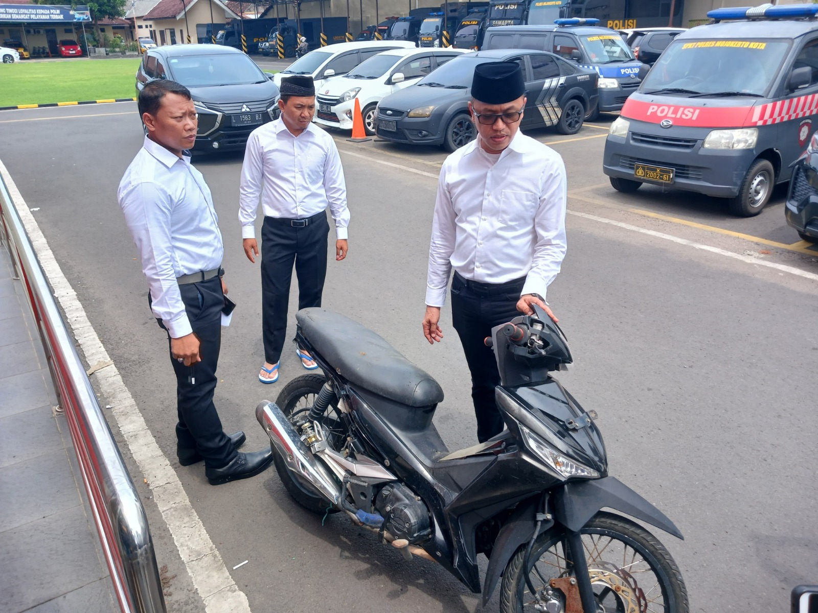 BARANG BUKTI: Kasatreskrim Polres Mojokerto Kota AKP Achmad Rudy Zaeni menunjukkan motor milik tersangka pembunuhan di halaman mapolresta, Jumat (20/12).