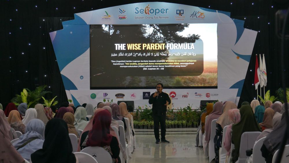 EDUKATIF: Suasana seminar Quranic Parenting dalam acara Sekoper Akbar yang diikuti wali murid Yayasan Permata Mojokerto di Astoria Convention Hall, Sabtu (21/12).