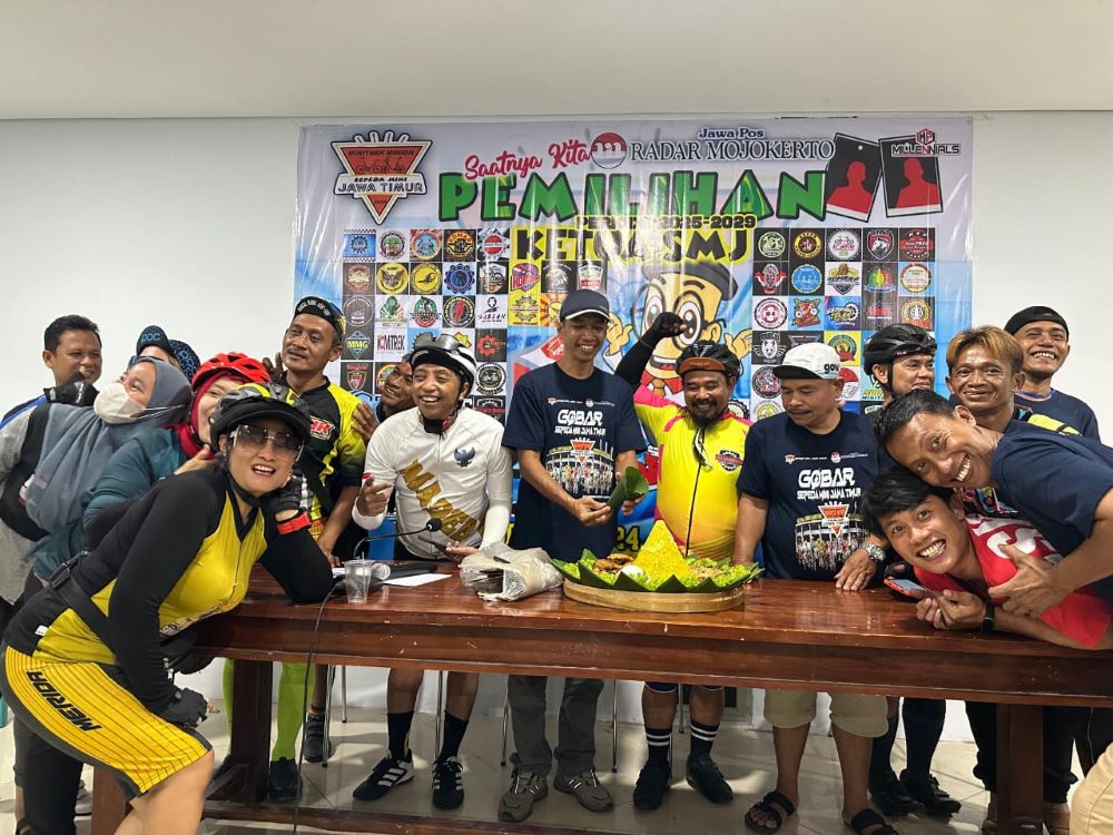 GOWES: Fadholi (kaus biru bertopi) terpilih lagi sebagai ketua Sepeda Minitrek Jawa Timur (SMJ). Dia akan menjabat dalam periode 2025-2029.