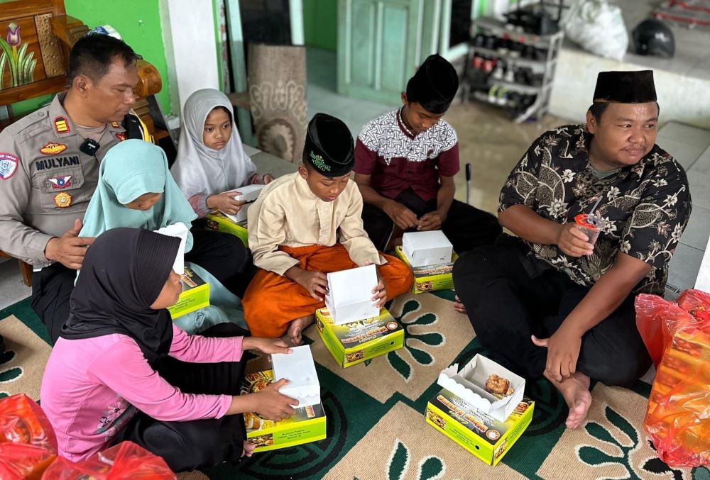 BERBAGI: Satlantas Polres Mojokerto gelar doa dan makan bersama anak-anak di Panti Asuhan Al Mawadah untuk kelancaran pelaksanaan Nataru 2024.