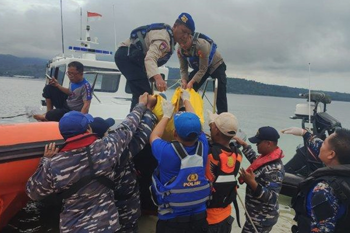 Evakuasi jasad Wayan Indriyani.