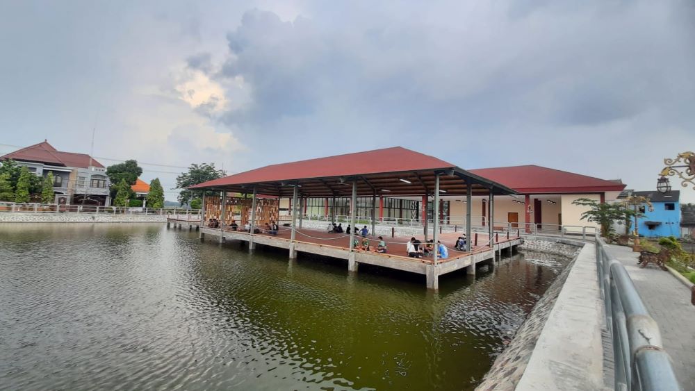 KONSTRUKSI: Salah satu proyek strategis berupa pembangunan fasilitas umum di area Kolam Retensi Bale Wilwatikta, Kota Mojokerto.