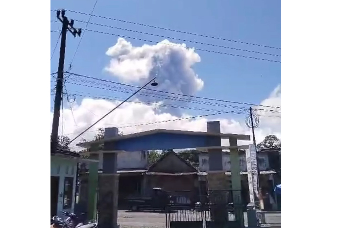 Kondisi Gunung Raung yang mengalami erupsi.
