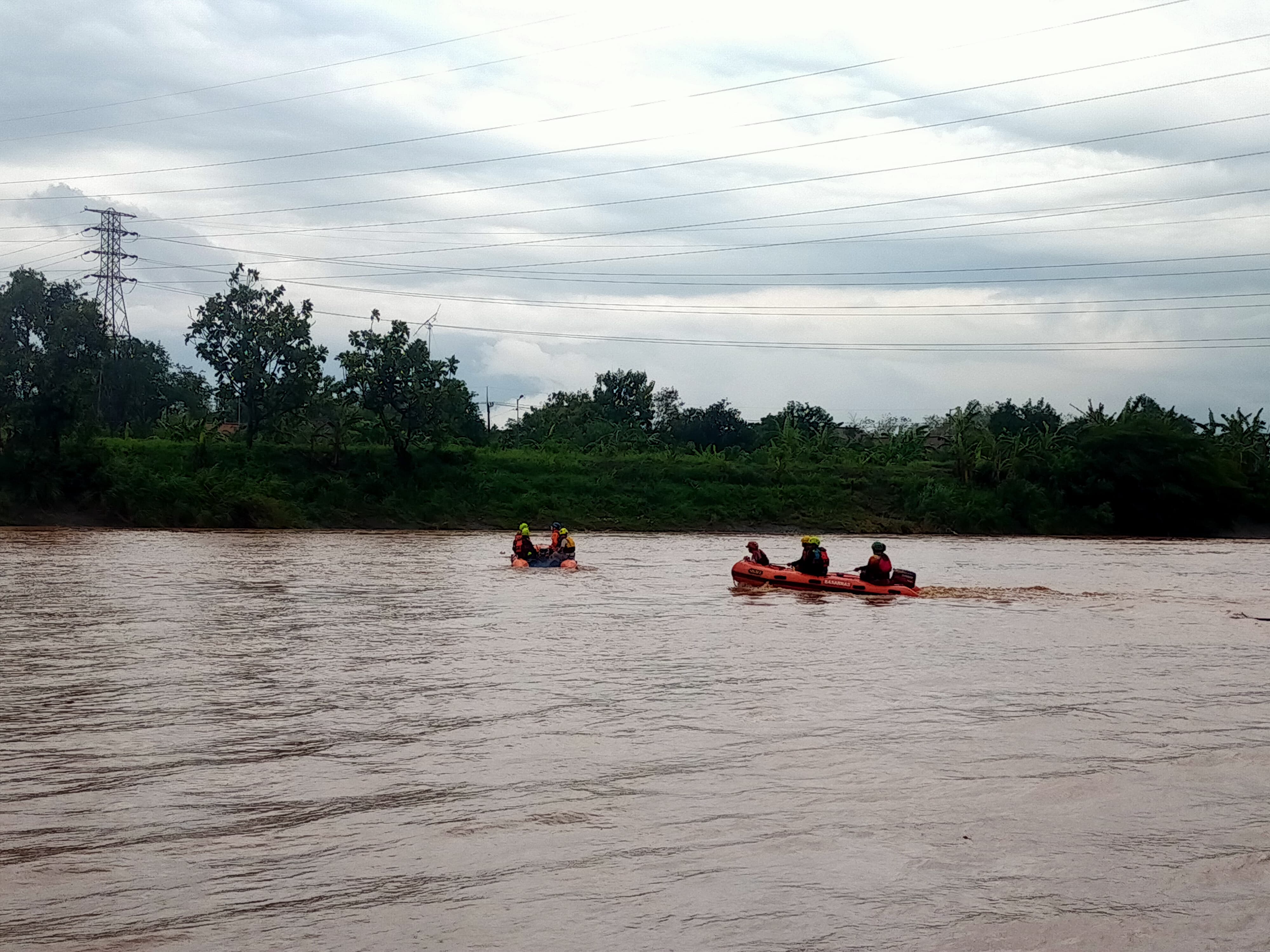 PENYISIRAN: Tim SAR gabungan melakukan pencarian dengan menyisir Sungai Brantas menggunakan perahu karet, Selasa (24/12).