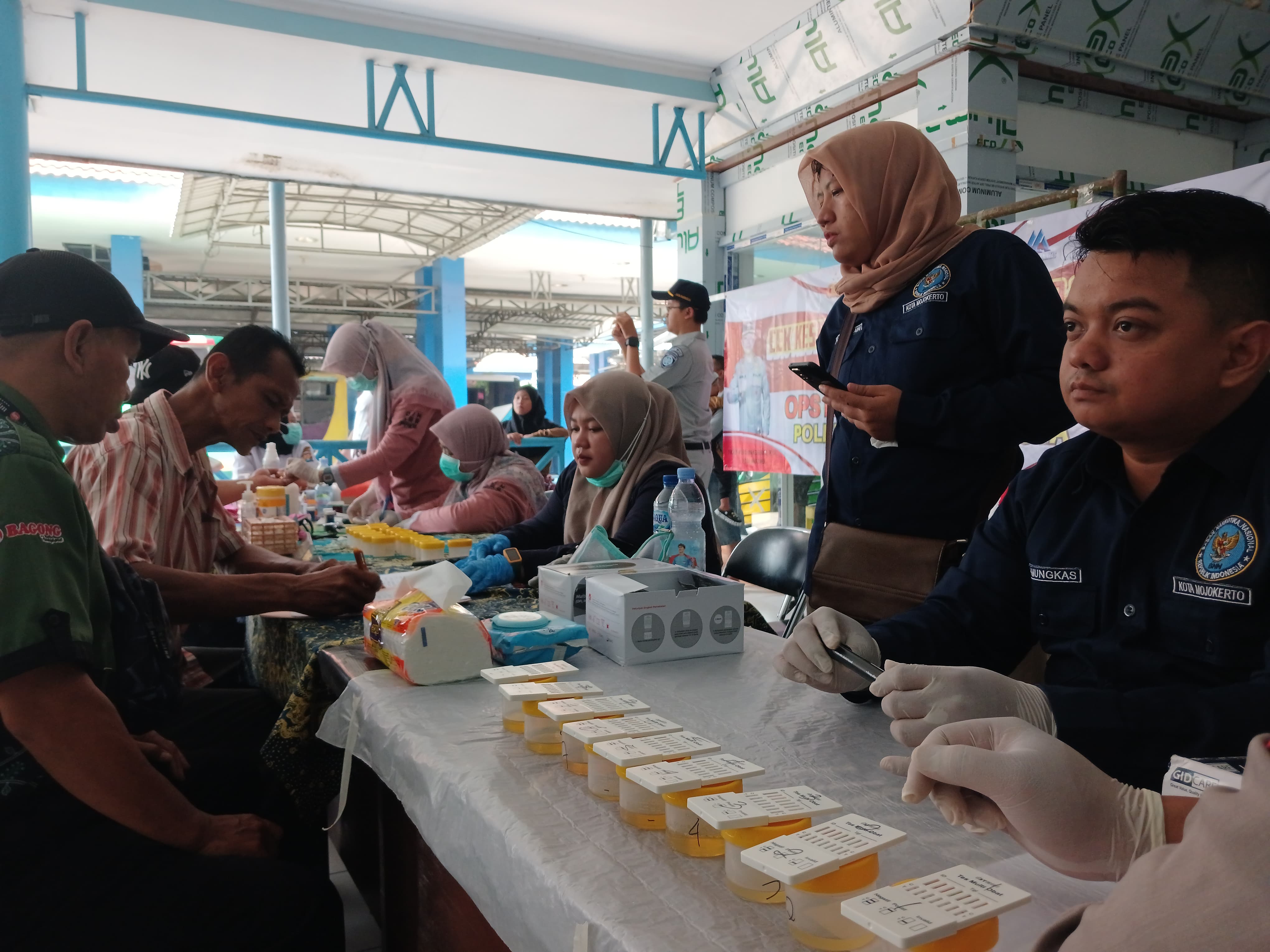 DICEK: Puluhan sopir bus bergantian menyerahkan urine untuk dites petugas BNN Kota Mojokerto