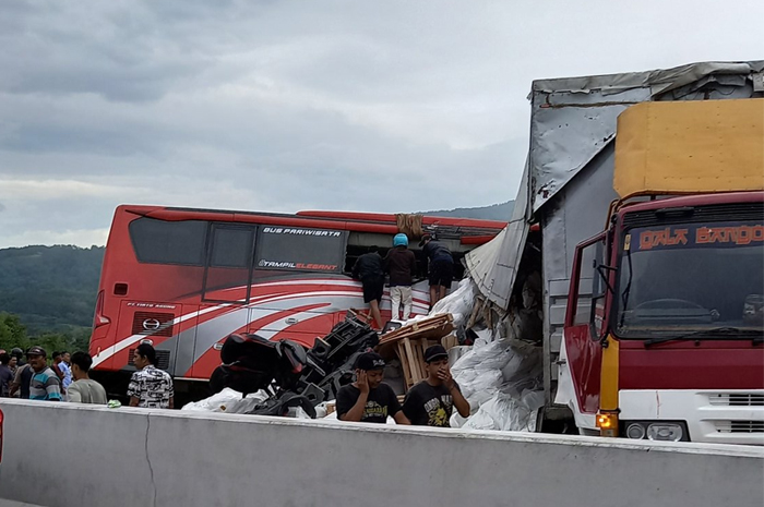 Potret usai kecelakaan maut antara truk dan bus SMP di Tol Pandaan-Malang (X : @calomagang)