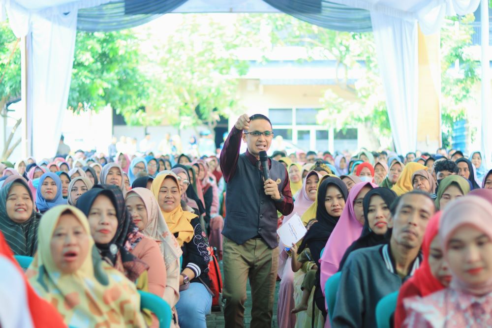 MOTIVASI: Kepala SMK Mutia Ednan Rudianto menyampaikan ilmu parenting pada wali murid yang hadir dalam grand meeting.