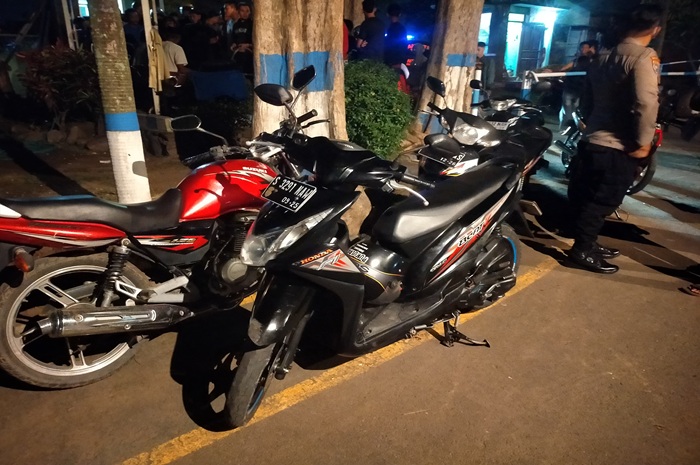 SAKSI BISU: Motor matik milik korban yang ditinggal di lokasi telah diamankan petugas, Senin (23/12) malam.
