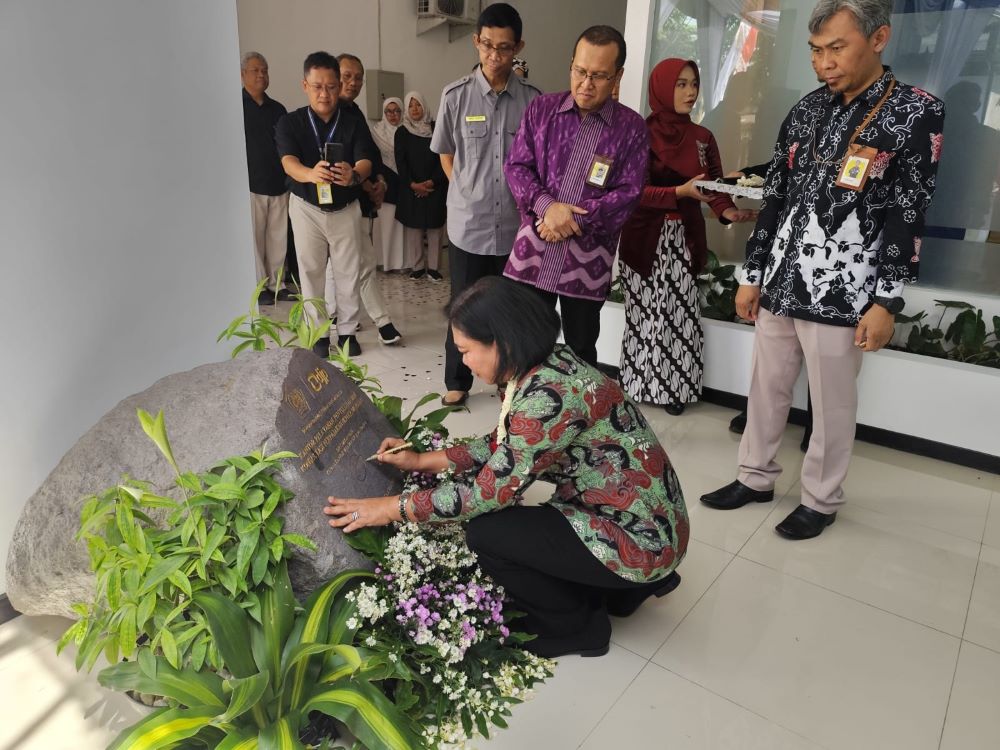 FASILITAS BARU: Kepala Kanwil Direktur Jenderal Pajak Jatim II Vita Avantin didampingi Kepala KPP Mojokerto Daud Suranto menanam pohon mojo sebelum meresmikan kantor KP2KP Mojosari, kemarin (24/11).
