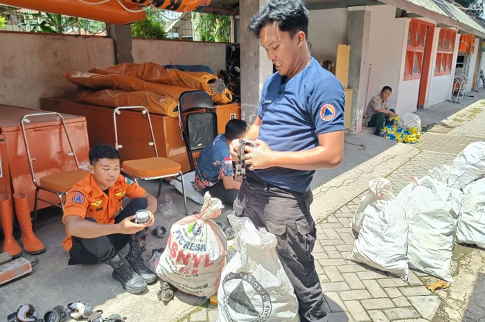 BPBD bagikan masker ke warga pasca erupsi Gunung Raung.