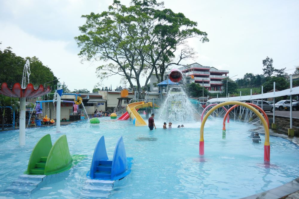 JERNIH DAN DINGIN: Kolam renang Ubalan Waterpark Pacet di antara objek wisata milik pemkab yang digemari wisatawan dari berbagai daerah. 