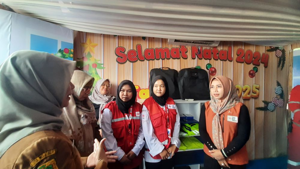 TINJAU LANGSUNG: Ketua PMI Kota Mojokerto Ika Puspitasari meninjau Pos Nataru di Jalan Raya Bypass, Kelurahan Gunung Gedangan, Kecamatan Magersari, kemarin (24/12).