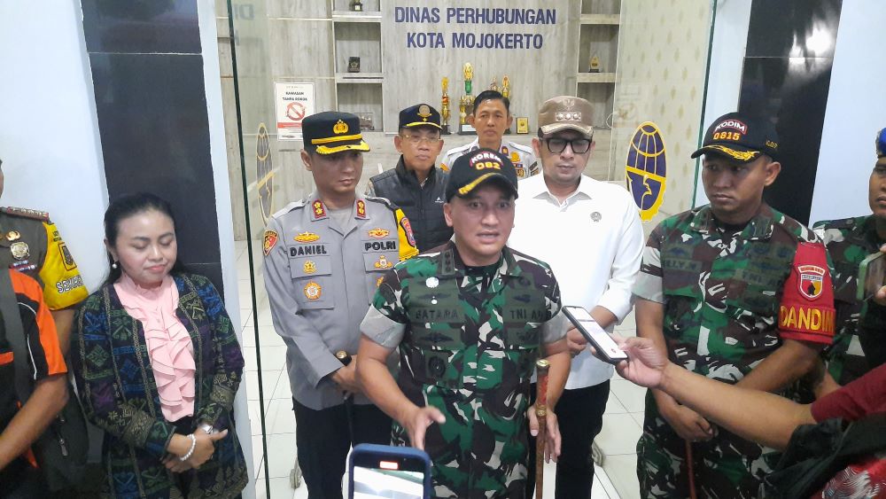 SINERGIS: Danrem 082/CPYJ Kolonel Inf Batara Alex Bulo bersama jajaran Forkopimda Kota Mojokerto saat memberikan keterangan usai meninjau rumah ibadah dan pos pengamanan Nataru, kemarin (24/12).