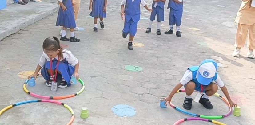 TINGKAT DASAR: Siswa TKN Pembina Kemlagi mengikuti proses belajar sambil bermain. Sedianya pembelajaran matematika bakal diterapkan sejak pendidikan usia dini.