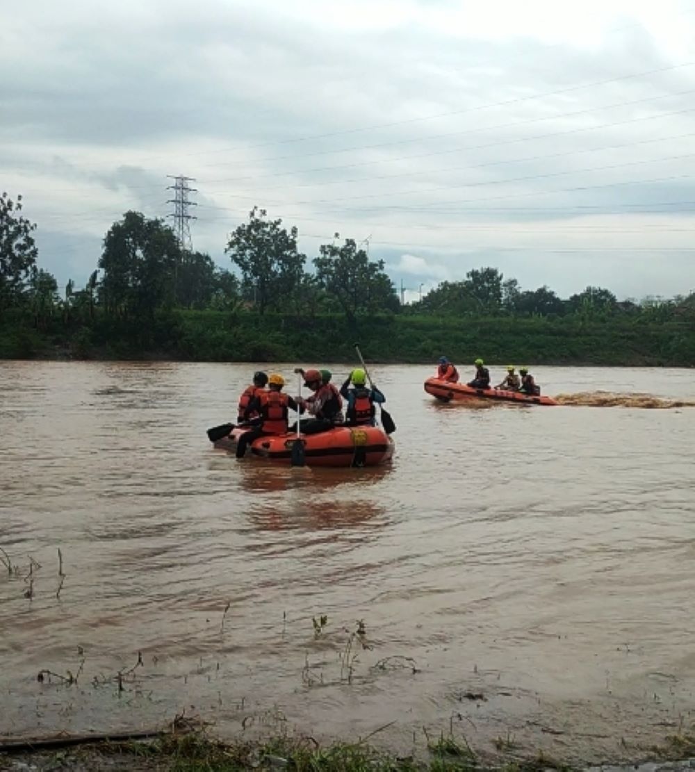 LACAK JEJAK: Tim SAR gabungan melakukan pencarian korban di aliran Sungai Brantas, kemarin (25/12).