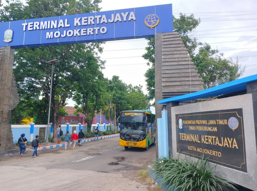 LENGANG: Aktivitas penumpang di Terminal Kertajaya, Kota Mojokerto, tampak tak terlalu ramai, kemarin (26/12) .