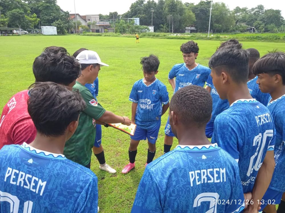 FOKUS: Pemain Persem Mojokerto mendengarkan instruksi pelatih saat uji coba melawan Malang United di Lapangan Desa Keboharan, Krian Sidoarjo kemarin.