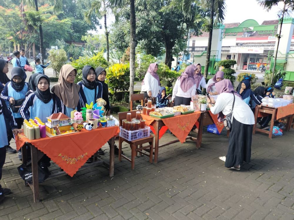 MERAIH KESEJAHTERAAN: Guru SD Negeri Segunung, Kecamatan Dlanggu mendampingi siswa dalam gelar karya P5, pekan lalu. Seribu lebih guru di Kabupaten Mojokerto segera kantongi sertfikat PPG.