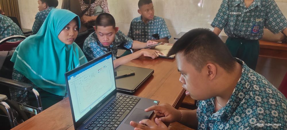 SKILL KHUSUS: Guru SLB Negeri Seduri, Kecamatan Mojosari, saat mendampingi pembelajaran siswa.