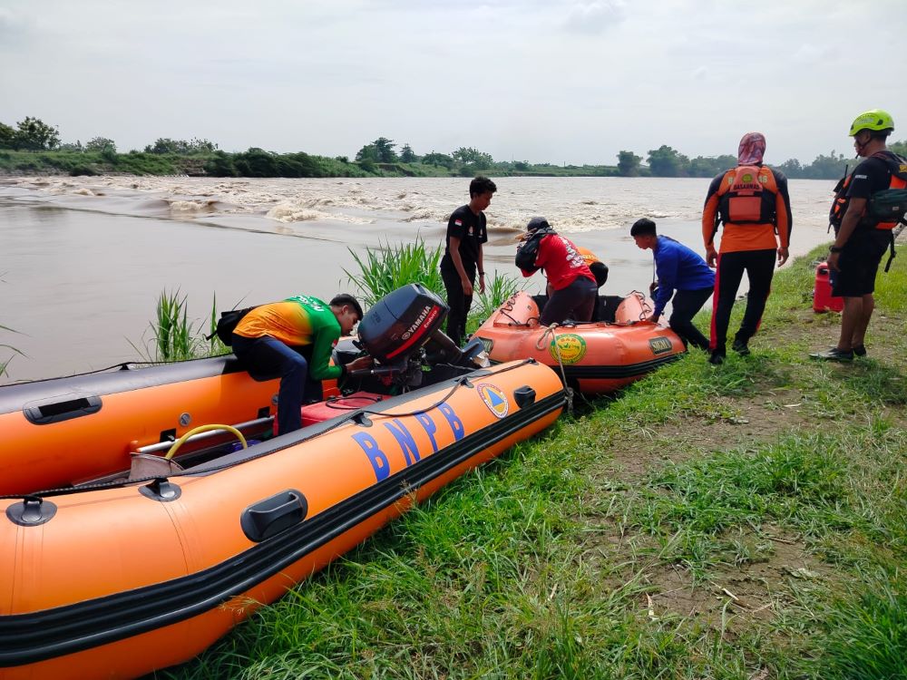 DIMAKSIMALKAN: Tim SAR gabungan menyusuri aliran Kali Porong di Tanjangrono, Kecamatan Ngoro, Kabupaten Mojokerto, Kamis (26/12).