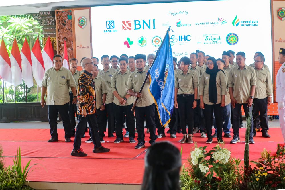 BERKHIDMAT: Pengurus PWI Mojokerto masa bakti 2024-2027 resmi dikukuhkan oleh PWI Jawa Timur di Pendapa Graha Maja Tama, Kantor Bupati Mojokerto, Jumat (27/12).