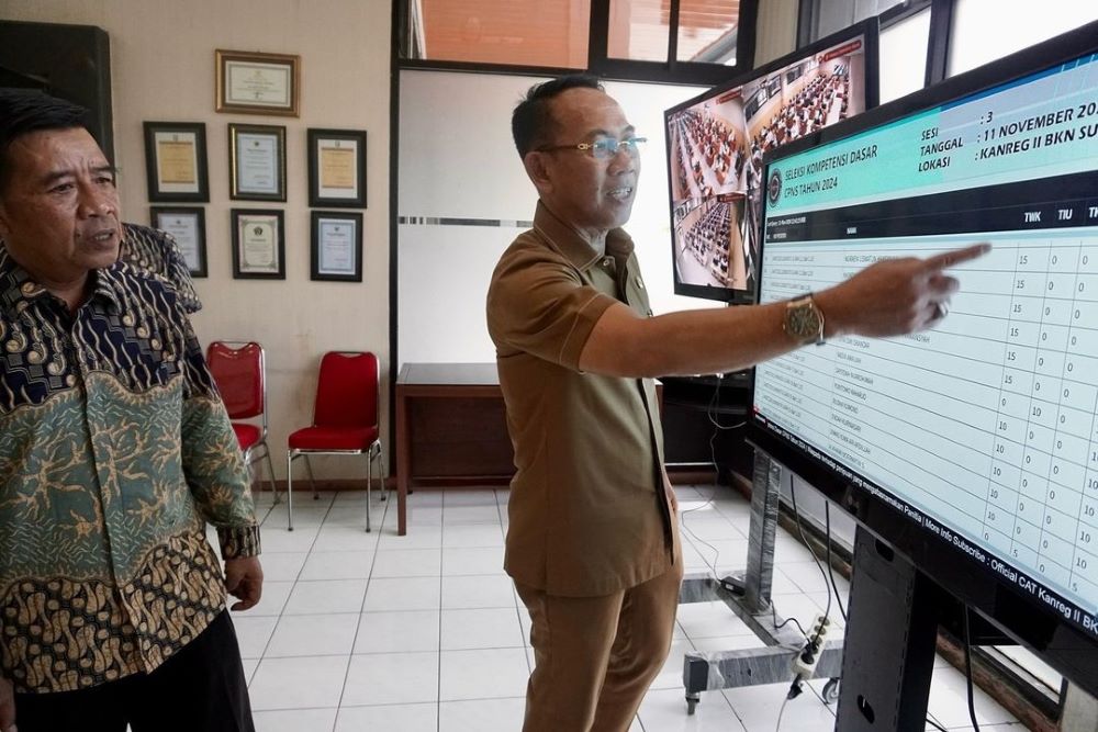 DIINTEGRASIKAN: Sekdakot Mojokerto Gaguk Tri Prasetyo saat meninjau pelaksanaan seleksi kompetensi dasar (SKD) yang diikuti peserta CPNS Kota Mojokerto beberapa waktu lalu.