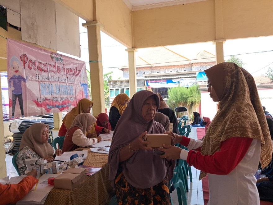 PELAYANAN: Kader kesehatan dan bidan Desa Jatirejo menggelar layanan rutin Posyandu Lansia dan Posbindu PTM.