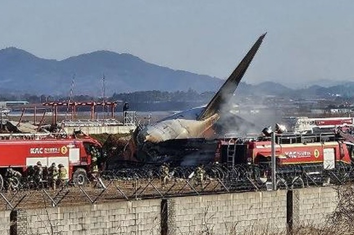 Ekor pesawat Boeing 737 seri Jeju Air setelah pesawat meledak dan terbakar di Bandara Internasional Muan (AFP)