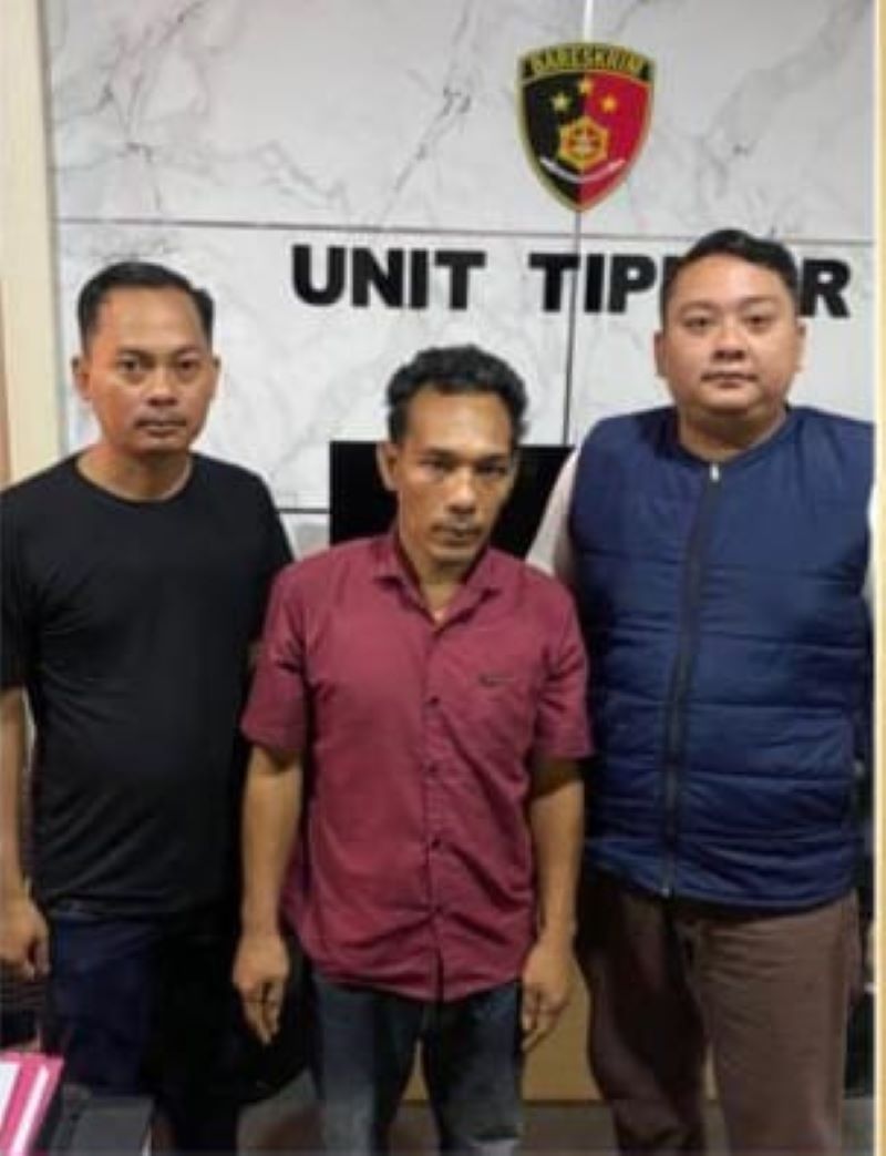 TAK KAPOK: Tersangka (tengah) diserahkan penyidik Unitreskrim Polsek Kemlagi ke Satreskrim Polres Mojokerto Kota, kemarin.