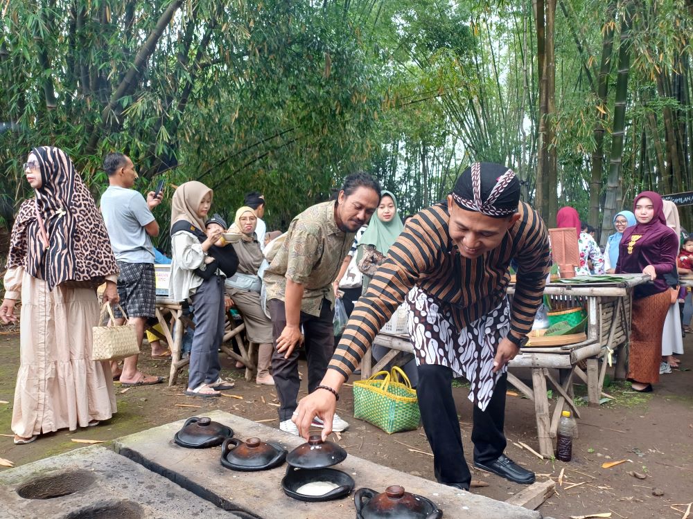 JADUL: Komandan Kodim 0815 Mojokerto, Letkol Inf Ruly Noriza, S.Ip.,M.Ip didampingi Sahlan Junaedy, Field Officer Jatim Yayasan Bambu Lingkungan Lestari melihat proses pembuatan serabi di Keramat.