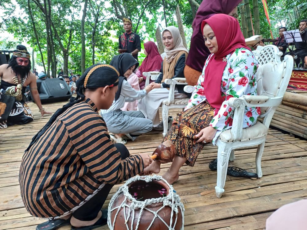 SAKRAL: Proses pembasuhan kaki ibu yang dilakukan seorang anak yang merupakan sebuah kebaktian yang luar biasa dalam kehidupan.