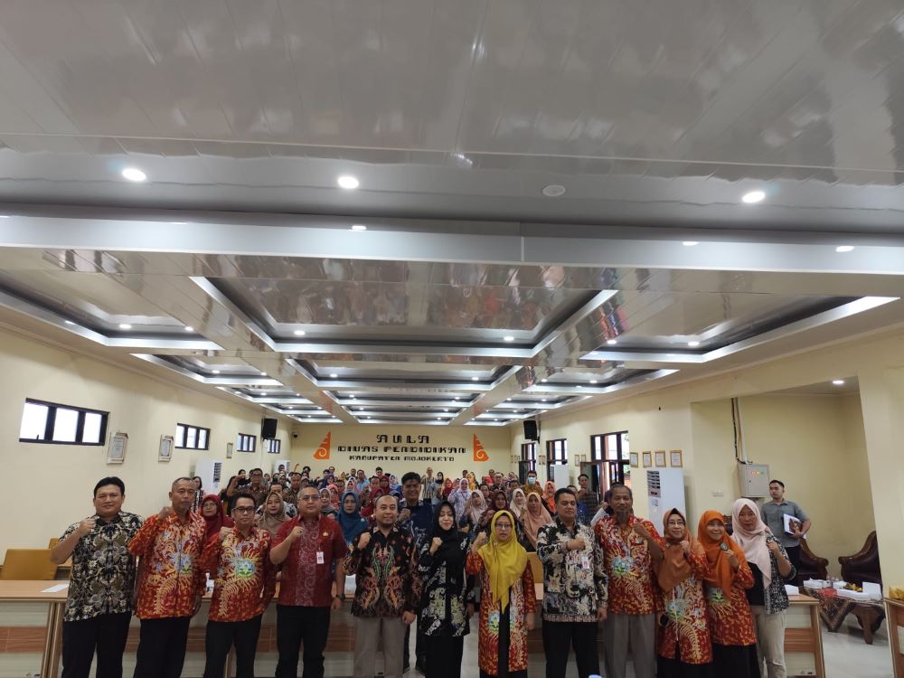 TANTANGAN: Seluruh peserta FKDS dan Bupati Ikfina foto bersama sebelum seminar dimulai.