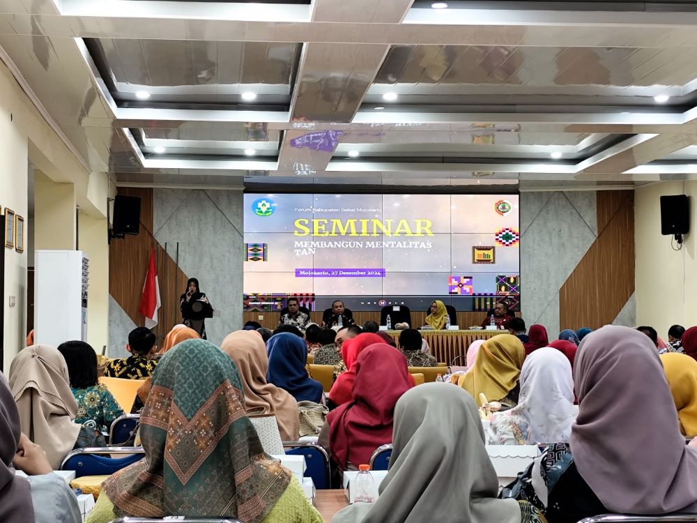 BANGUN MENTALITAS: Bupati Ikfina Fahmawati membuka kegiatan FKDS yang diisi dengan seminar di Aula Dispendik Kabupaten Mojokerto, Jumat (27/12).