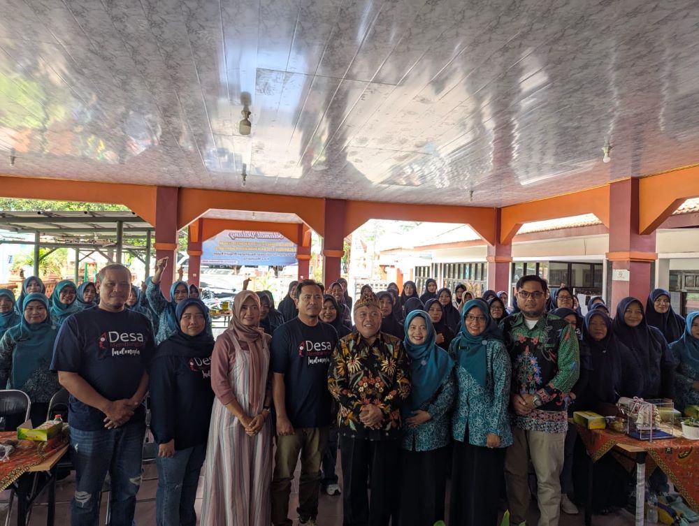 TUKAR ILMU: Camat Prajurit Kulon Riaji dan Lurah Surodinawan M. Masqirom Masychur Wachid berfoto bersama dengan rombongan TP PKK Desa Sranak, Kecamatan Trucuk, Kabupaten Bojonegoro.