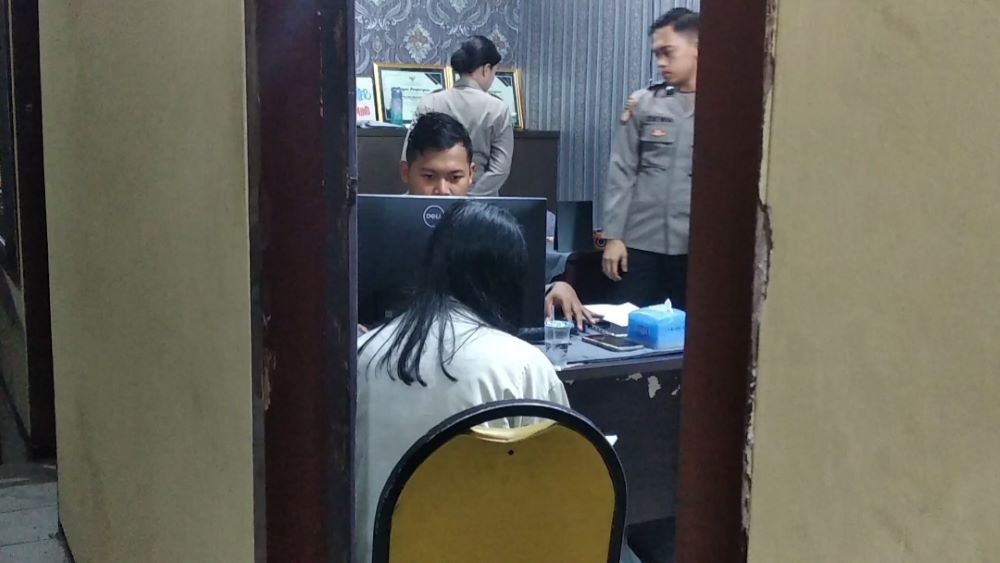 DIPERIKSA: Polisi memeriksa penghuni yang terjaring razia di homestay di Jalan Empunala, Kelurahan Kedundung, Kecamatan Magersari, Kota Mojokerto, Senin (30/12) lalu.