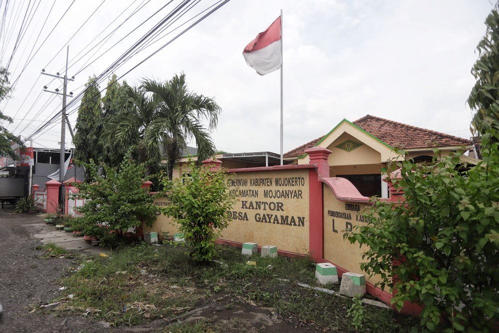 OPTIMAL: Balai Desa Gayaman, Kecamatan Mojoanyar, Kabupaten Mojokerto, di Jalan Gempol-Mojokerto, kemarin. Pemdes memberi layanan secara maksimal sesuai jam kerja.