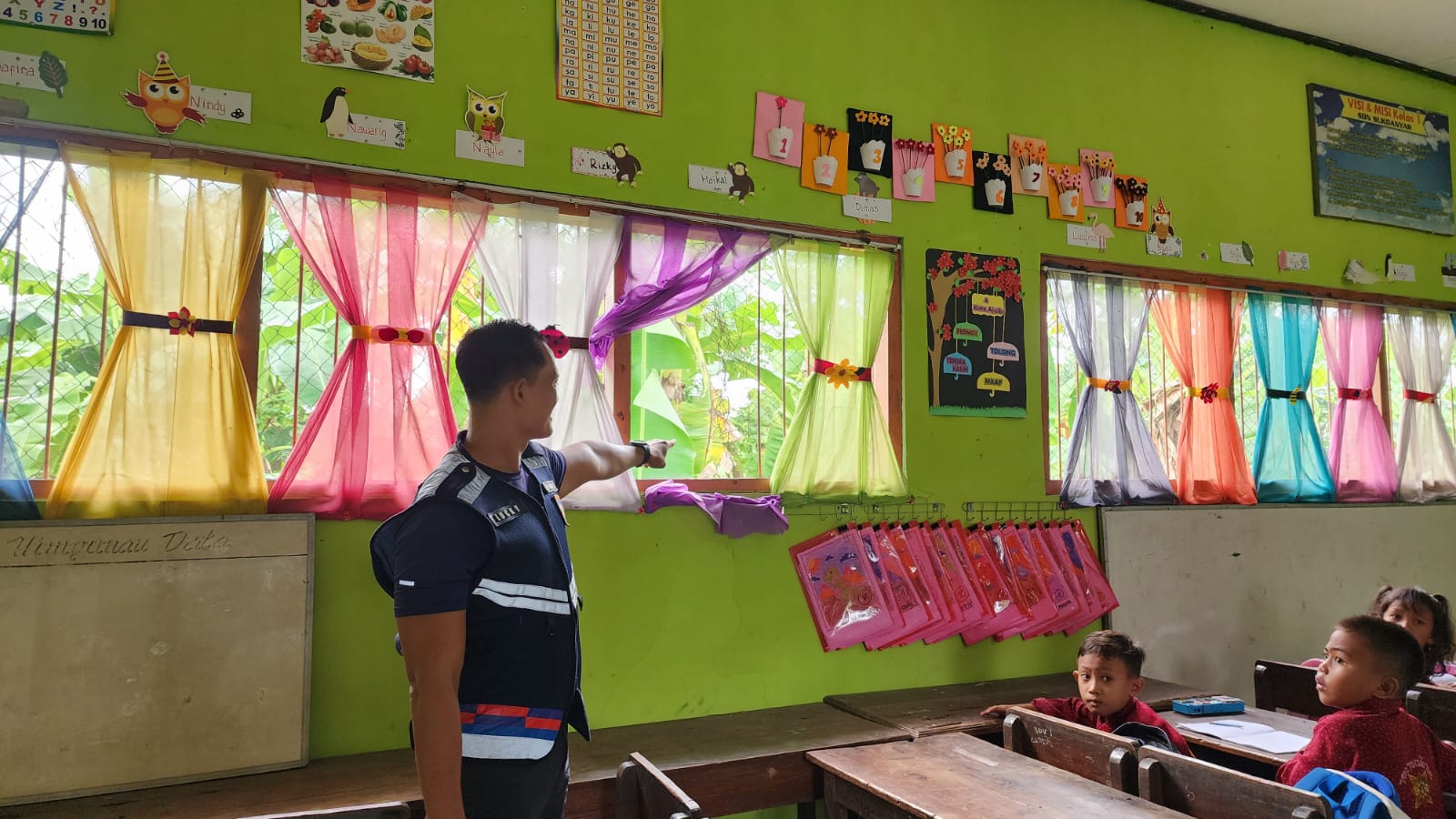 HILANG: Kondisi jendela di ruang kelas SDN Sukoanyar yang rusak dijebol maling. Akibat aksi pencurian itu, uang tabungan, fasilitas sekolah hingga buku tugas siswa raib.&nbsp;