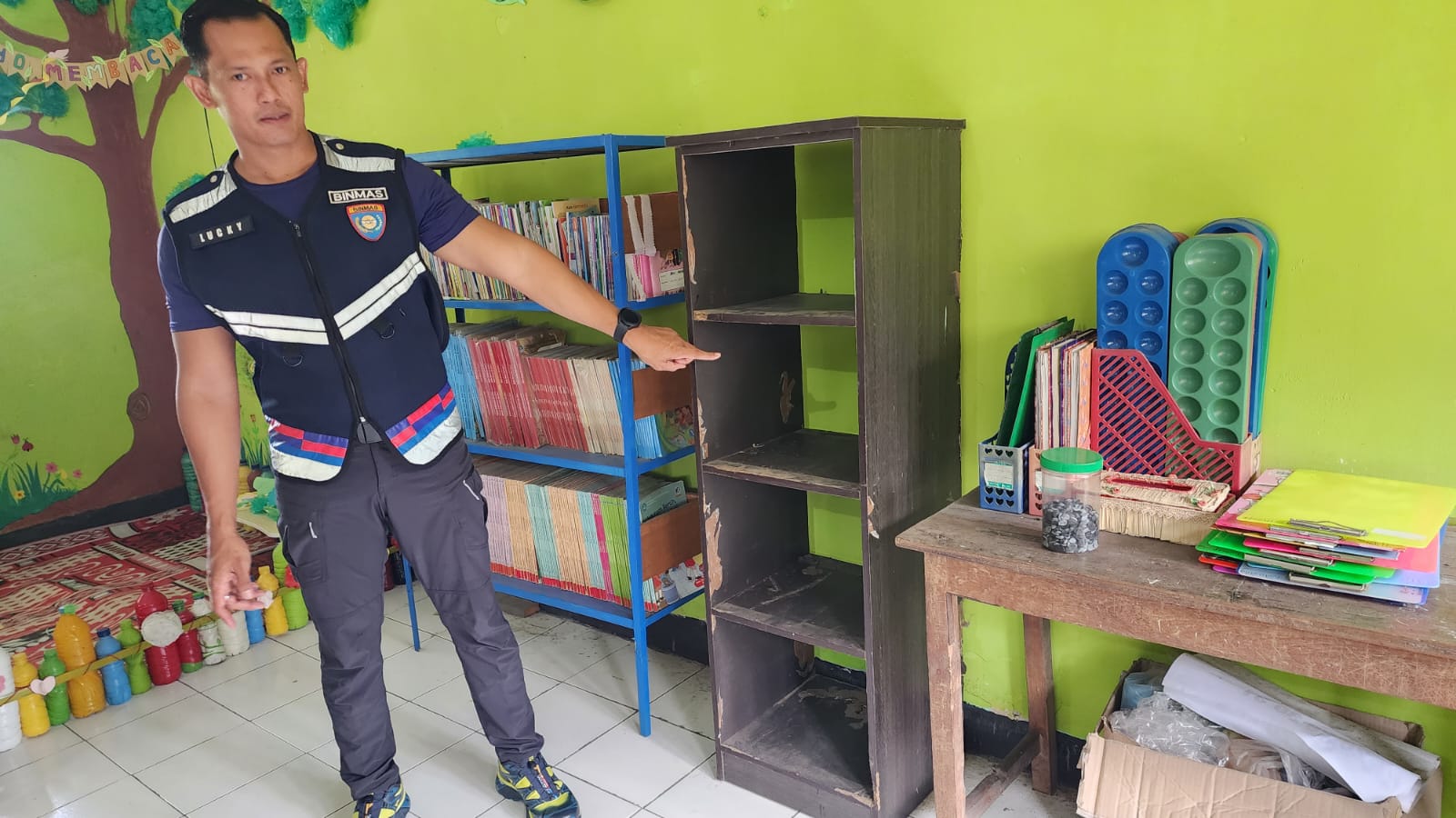 HILANG: Kondisi jendela di ruang kelas SDN Sukoanyar yang rusak dijebol maling. Akibat aksi pencurian itu, uang tabungan, fasilitas sekolah hingga buku tugas siswa raib.&nbsp;